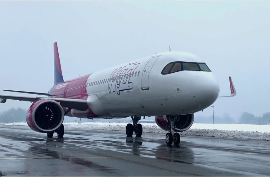 Aerodrom Tuzla, Wizz Air, bazni avion