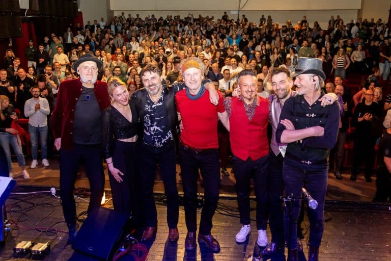 zabranjeno pusenje bend sinoc priredili neztaborvan koncert tuzlanskoj publici koji je odrzan u bkc tk a bend je koncert odradio akusticno