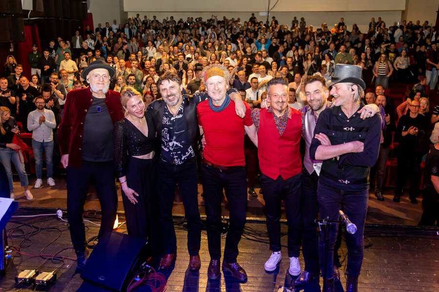 zabranjeno pusenje bend sinoc priredili neztaborvan koncert tuzlanskoj publici koji je odrzan u bkc tk a bend je koncert odradio akusticno