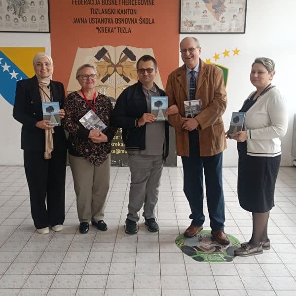 Pjesnik Budimlija posjetio bivšu školu i poklonio svoje knjige za školsku biblioteku (Foto)