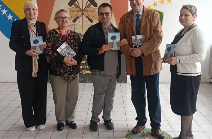 Pjesnik Budimlija posjetio bivšu školu i poklonio svoje knjige za školsku biblioteku (Foto)