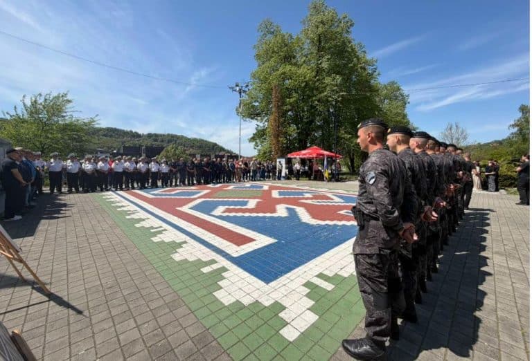 na spomen obiljezju slana banja obiljezena 34 godisnjica formiranja manevarskih jedinica u tuzla