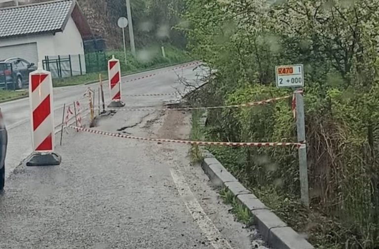 gradjani su apelovali na nadlezne nakon pojave klizista na cesti u tuzlanskom naseljukrojcica kliziste je ostetilo cestu na opasnoj dionici