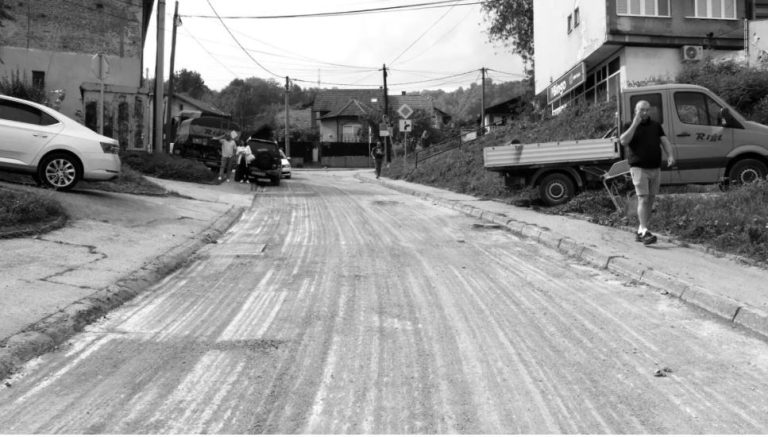 grad tuzla je sa firmom joja -transport doo zivinice koja je bila zaduzena za sanaciju 17 putebva raskinula ugovor radi nedovrsetka radova u predvidjenom roku