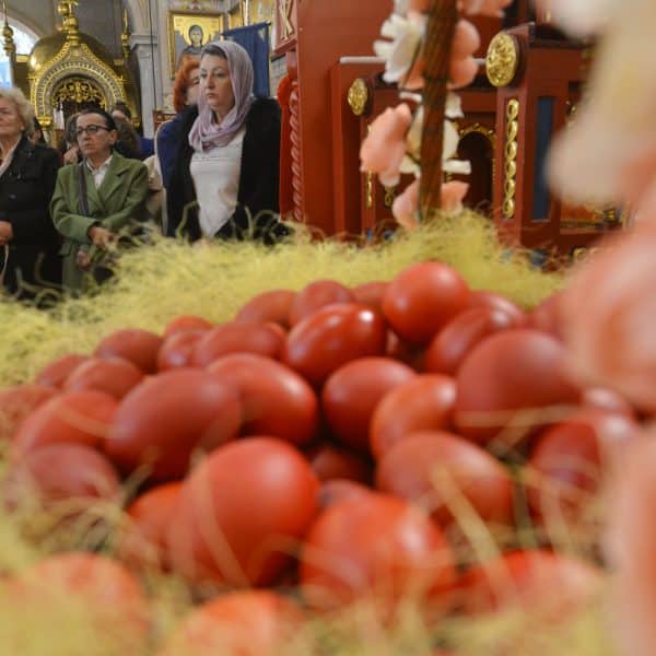 u sabornom hramu uspenja presvete bogorodice u tuzli jutros je sluzena vaskrsnja liturgija okupio se veliki broj vjernika