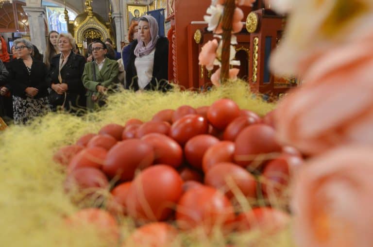 u sabornom hramu uspenja presvete bogorodice u tuzli jutros je sluzena vaskrsnja liturgija okupio se veliki broj vjernika