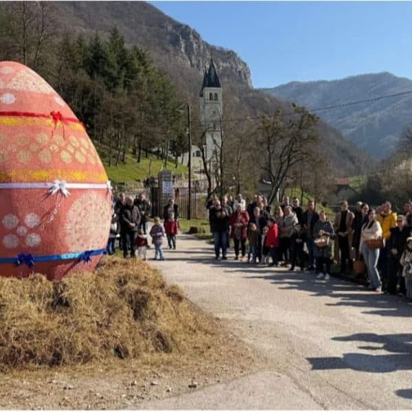 U Kraljevoj Sutjesci otkriveno i blagoslovljeno najveće uskrsno jaje na Balkanu