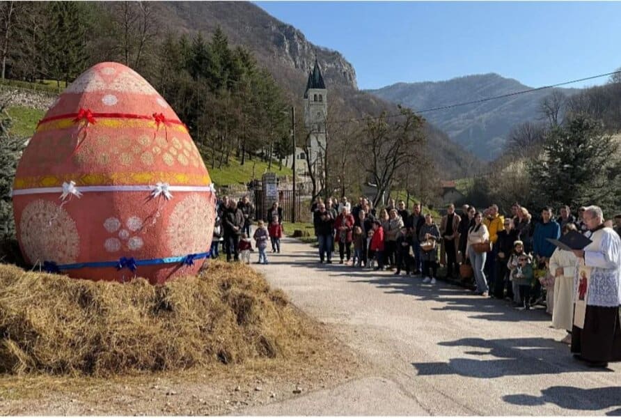 u kraljevoj sutjesci predstavljeno i blagoslovljeno najvece uskrsno jaje na balkanu
