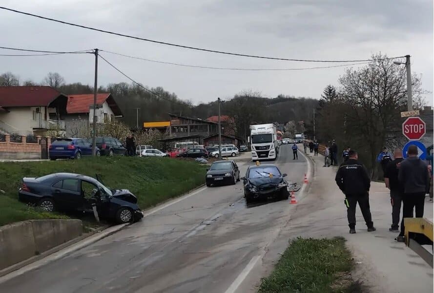 u sudaru tri vozila u donjim caklovicima povrijedjene tri osobe saobracaj otezan