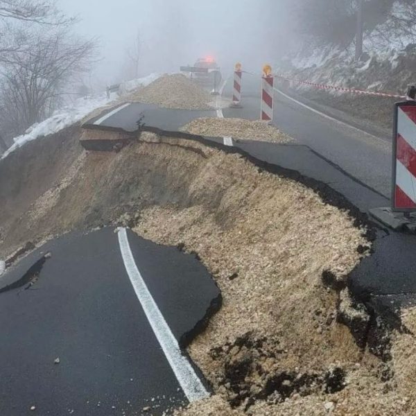 vec treci dan od kako je zatvoren put tuzla - bijeljina zbog odrona na kolovozu saobracaj se usmjerava alternativnim pravcima , iz bihamka ukazali na poteskoce i na ostalim putnim pravcima u bih