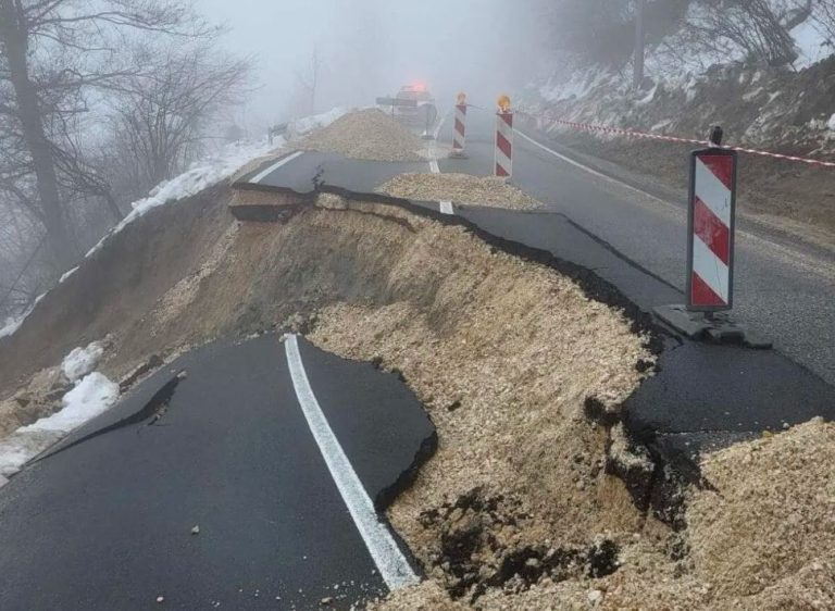 vec treci dan od kako je zatvoren put tuzla - bijeljina zbog odrona na kolovozu saobracaj se usmjerava alternativnim pravcima , iz bihamka ukazali na poteskoce i na ostalim putnim pravcima u bih