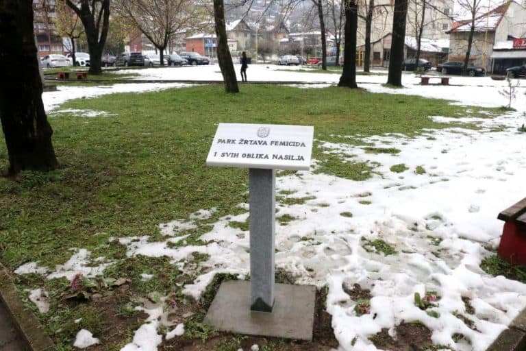 parko kod zgrade cipelici u tuzli i zvanicno je dobio naziv park zrtava femicida