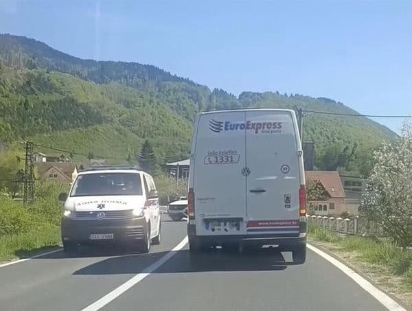 u teskoj saobracajnoj nesreci kod jajca u kojoj su ucestvovali automobil i motocikl smrtno je stradala zena