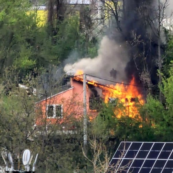 danas poslijepodne na stambenom pobjektu iznad panonskih jezera u tuzi izbio je pozar nbrzom intervevncijim vatrogasaca vatra je stavljena por d kontrolu i sprijeceno je njeno sirenje