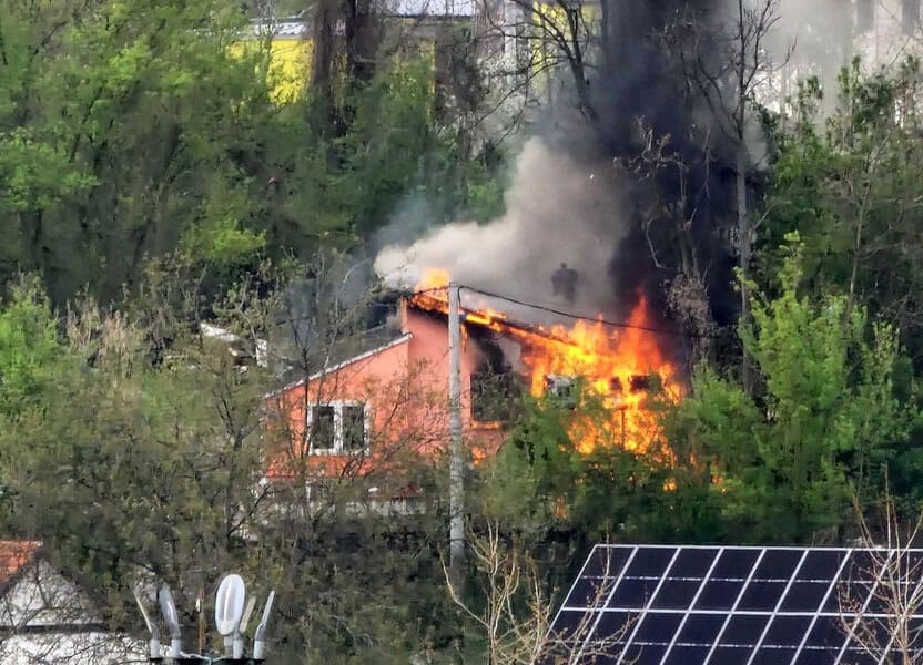 danas poslijepodne na stambenom pobjektu iznad panonskih jezera u tuzi izbio je pozar nbrzom intervevncijim vatrogasaca vatra je stavljena por d kontrolu i sprijeceno je njeno sirenje