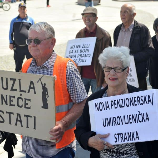 penzioneri ponovo izasli na protets u tuzli traze vecce penzije i hitne reforme isticu da su im primanja najmanja u evropi