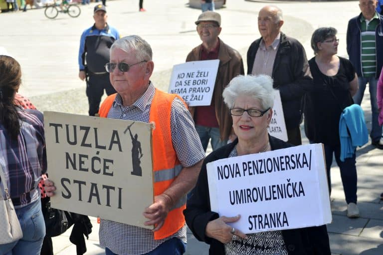 penzioneri ponovo izasli na protets u tuzli traze vecce penzije i hitne reforme isticu da su im primanja najmanja u evropi