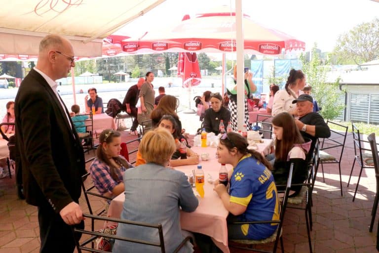u organizaciji grada tuzla upriliceno tradicionalno prvomajsko druzenje za preko 500 djece iz javnih institucija na panonskim jezerima