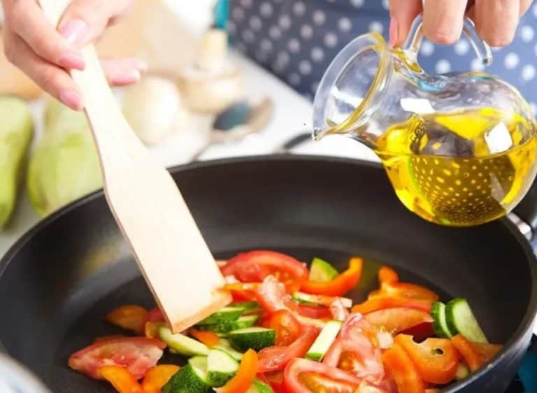 Postoji nekoliko trikova iskusnih kulinara kojima mozete spasiti presoljeno jelo