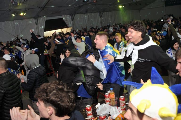 veliko slavlje nastalo je u tuzli nakon sto je fudbalska reprezentacija bih savladala italiju i plasirala se na sp