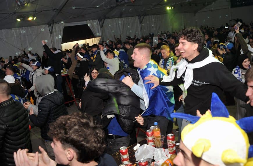 Tuzla u znaku slavlja, građani na ulicama nakon plasmana BiH na Svjetsko prvenstvo (Foto)