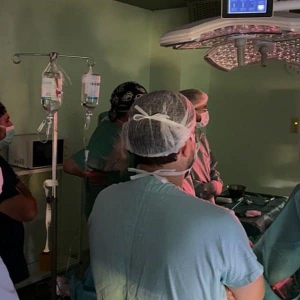 Hirurški tim Univerzitetskog kliničkog centra Tuzla uspješno je izveo prvu samostalnu elektivnu laparoskopsku splenektomiju kod pacijenta sa splenomegalijom i tumorom slezene, čime je još jednom potvrđen kontinuirani napredak ove ustanove u oblasti minimalno invazivne hirurgije.