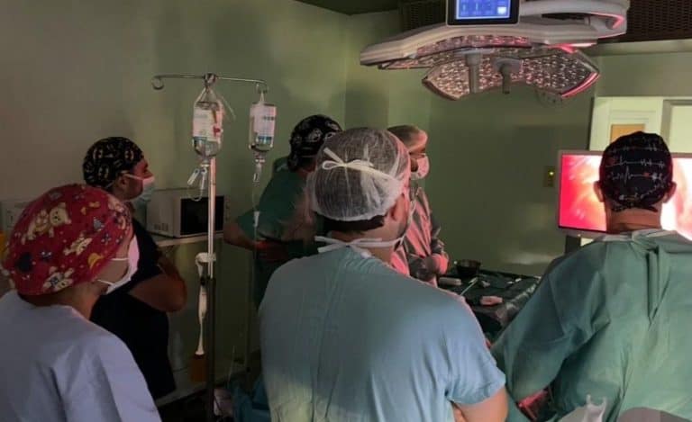 Hirurški tim Univerzitetskog kliničkog centra Tuzla uspješno je izveo prvu samostalnu elektivnu laparoskopsku splenektomiju kod pacijenta sa splenomegalijom i tumorom slezene, čime je još jednom potvrđen kontinuirani napredak ove ustanove u oblasti minimalno invazivne hirurgije.