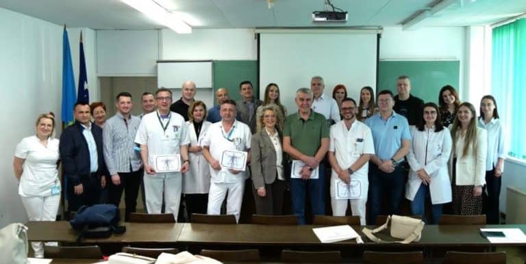 u ukc tuzla odrzan tecaj iz kolor dopler ultrazvuka krvnih sudova 15 polaznika dobilo certifikate