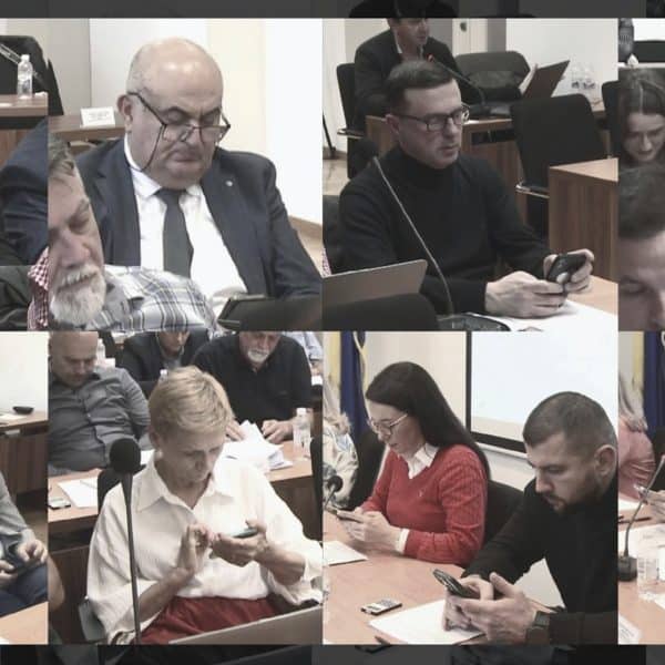 vijecnica ov tuzla dragana berberovic gagro objavila video sa sjednice ove institucije na kojoj vecima vijecnika koristi mobitele i ne prati vazna e tacke dnevnog reda za bolji zivot gradjana grada soli