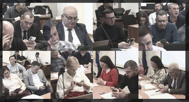 vijecnica ov tuzla dragana berberovic gagro objavila video sa sjednice ove institucije na kojoj vecima vijecnika koristi mobitele i ne prati vazna e tacke dnevnog reda za bolji zivot gradjana grada soli