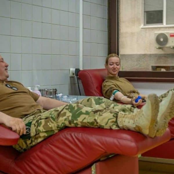 preko stotinu pripadnika eufor-a odatzvalo se dobrovoljnoj akvciji daricvanja krbi podrske gradjanima bih u zavodu za tranfuzijsku medicinu fbih