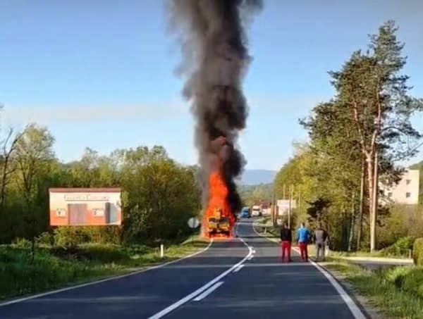 Saobraćaj blokiran na dionici Tuzla–Srebrenik zbog požara na vozilu