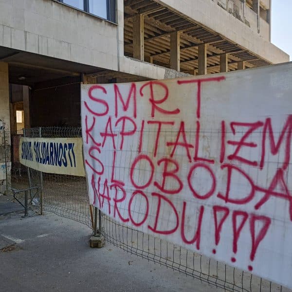 Radnici u Tuzli obilježili Praznik rada protestom, ne slavljem (Foto)