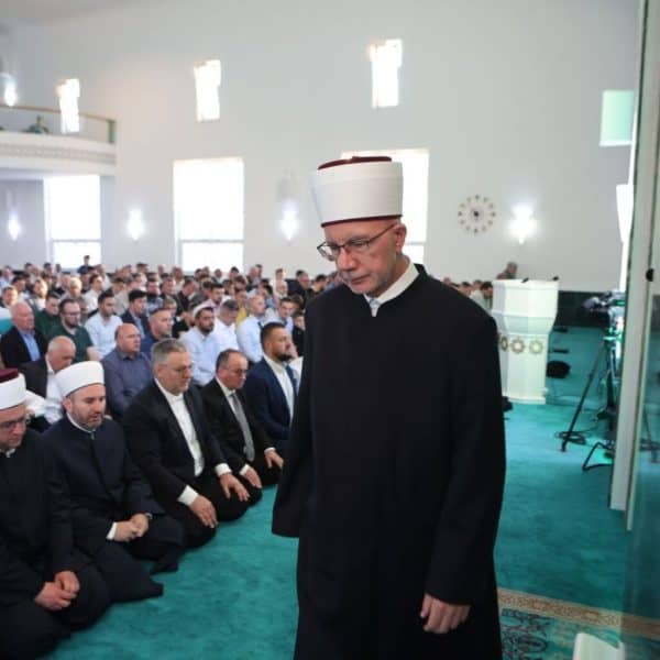 vjernici u tuzli i tuzlanskom kantonu jutros su ispunili dzamije klanjanju ci bajram namaz povodom kurban-bajrama