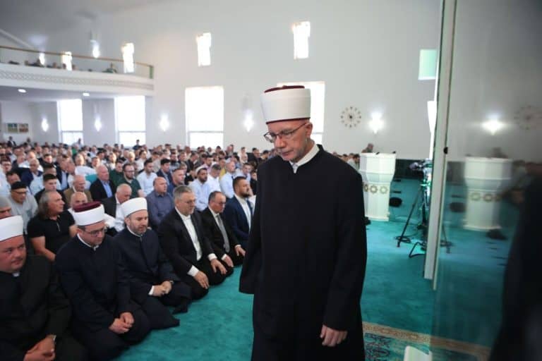 vjernici u tuzli i tuzlanskom kantonu jutros su ispunili dzamije klanjanju ci bajram namaz povodom kurban-bajrama