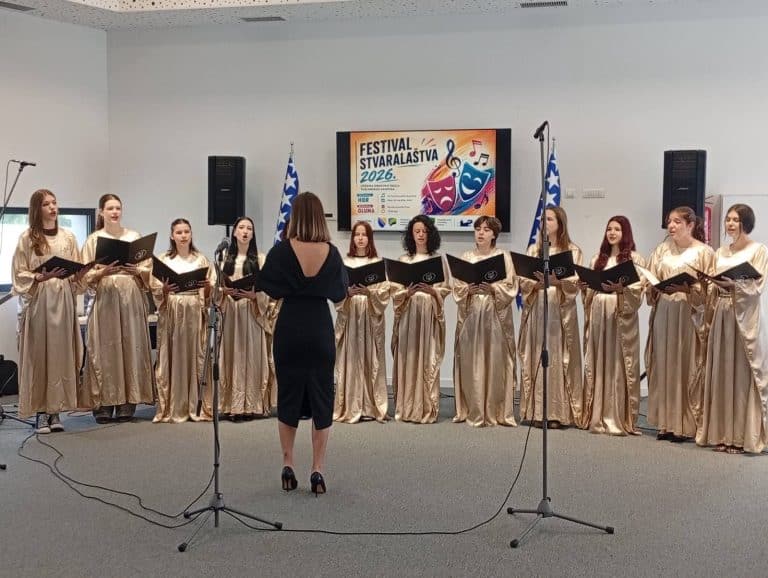 u tuzli je nakon duze pauze ponoivo odtrzan festival stvaralstava osnovnioh skola u tk