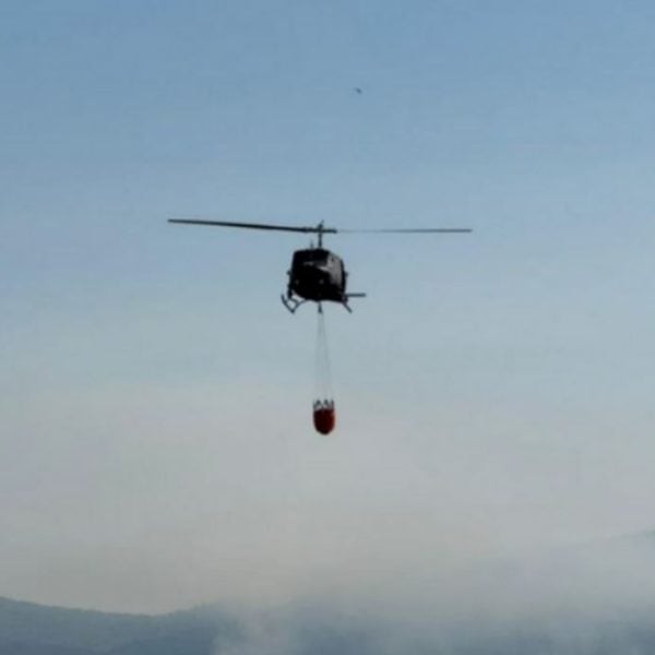 Požar kod Jablanice i dalje aktivan, helikopter OS BiH pomaže u gašenju