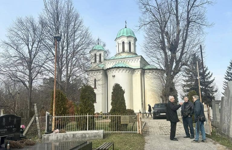 oskrnavljen hram na pravoslavnom groblju u tuzli medjureligijsko vijece bih osduilo ovaj incident