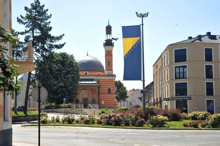 nakon svecane atmosgfere povodom kurban-bajrama u jutarnjim satima u tuzli podne je veoma mirno vecina gradjana u krugu najblizih proslavlja ovaj bveliki blagdan