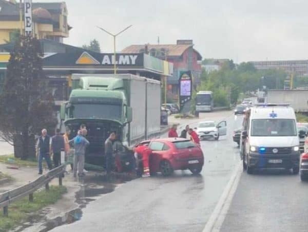 Sudar kamiona i automobila u Zenici, jedna osoba povrijeđena