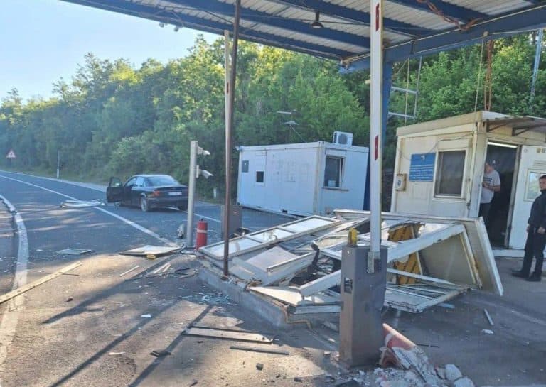 granicni prelaz prisika i dalje je zatvoren nakon jucerasnje nesreca u kojoj je unistena policijska kucica