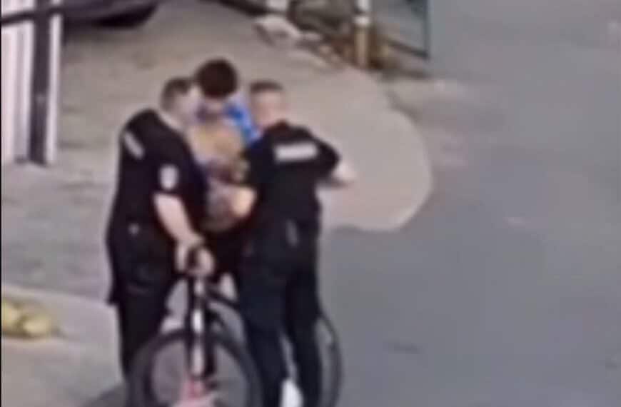 dvojica sluzbenika ps zapad tuzla nalaze se pod istragom nakon sto se pojavio snimak na kome jedan od njih udara maloljetnika tokom intervencije