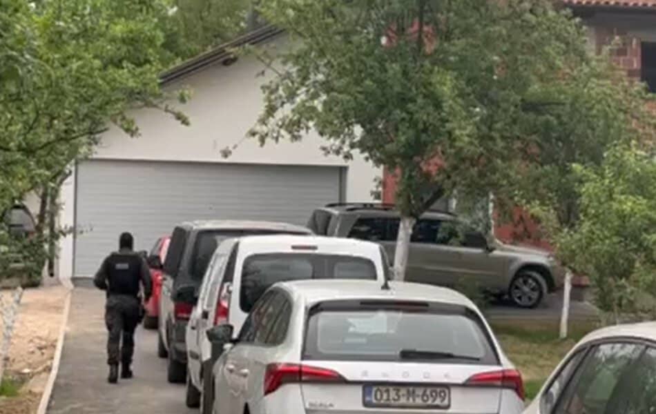 policija u zivinicama vrsi pretrese na vise lokacija objekata u vlasnistvu naila jusic predshejedavajuceg gv zivinice koji se terereti za vise krivicnih djela