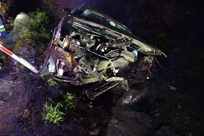 u teskoj saobracajnoj nesreci kod banja luke povrijedjena osoba vatrogasci iz smrskanog automobila izvlacicli vozaca