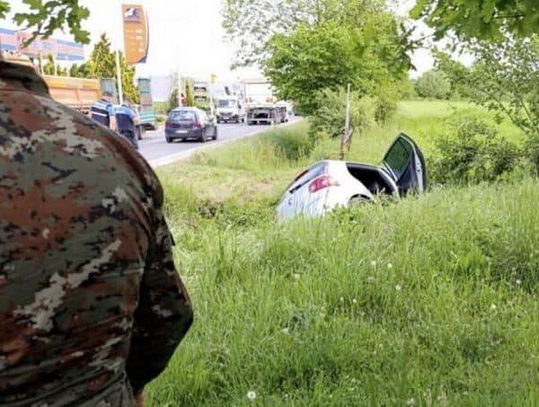Pripadnici EUFOR-a spasili dvije osobe nakon nesreće na putu Gračanica – Tuzla