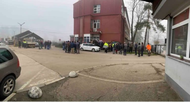 zaposleni u jp rad lukavac stupili su u radnicki neposluh radi blokade racuna njihovog preduzeca od starane termoelektrane tuzla trajat ce do ispunjenja njihovih zahtjeva