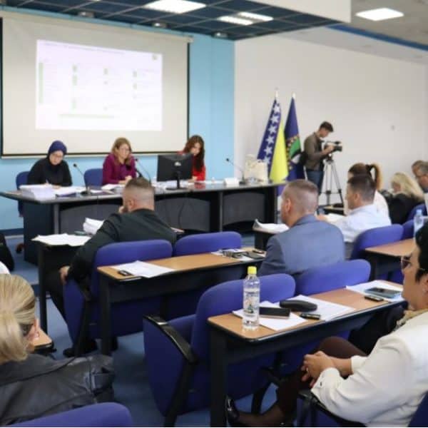na danasnjoj sjdenici skupstina tk usvojila je niz zakona a opozicija zahtjevala smjenu naila jusica i provjeru diploma