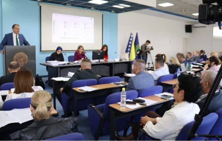 na danasnjoj sjdenici skupstina tk usvojila je niz zakona a opozicija zahtjevala smjenu naila jusica i provjeru diploma
