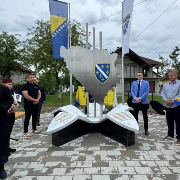 U Raincima Donjim otkriveno spomen-obilježje poginulim borcima i civilnim žrtvama rata