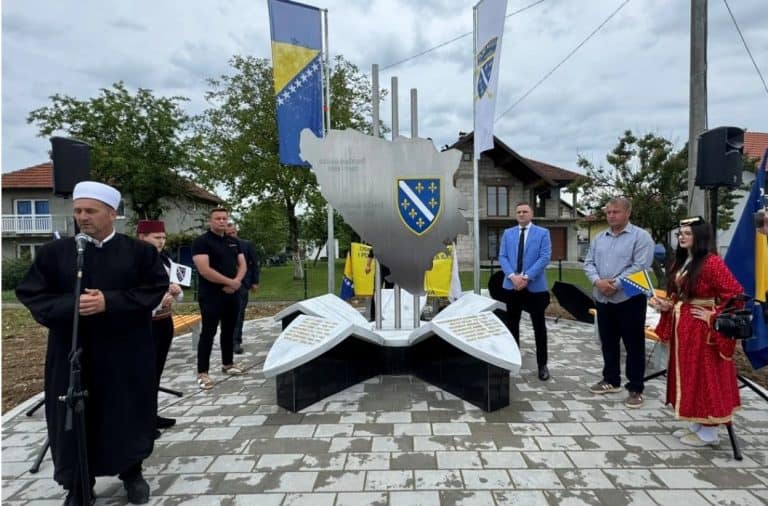 u raincima donjim kod kalesije otkriveno spomen obiljezje poginulim borcima i civilnom zrtvama rata